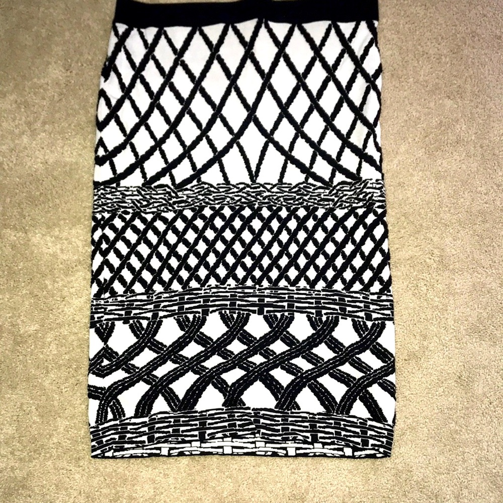 B&W printed pencil skirt